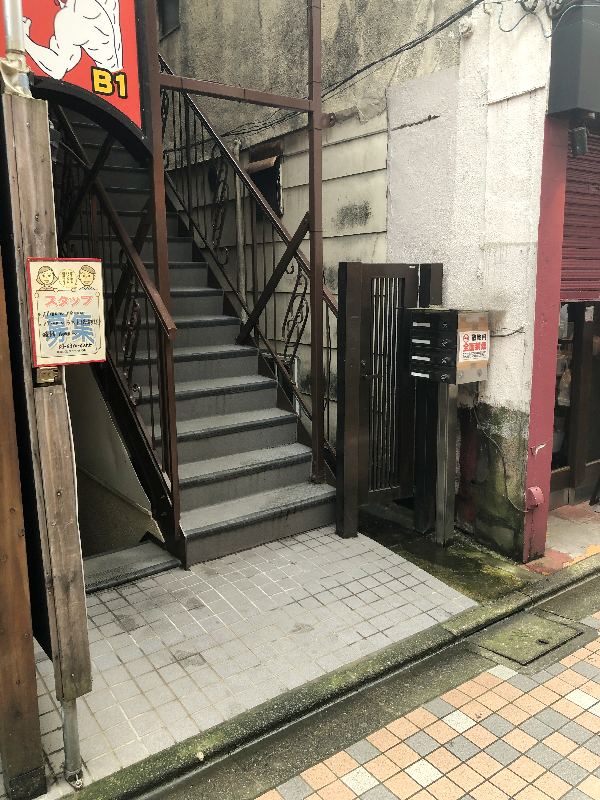肉寿司とゴーバルの間にある階段を上がると入口があります。